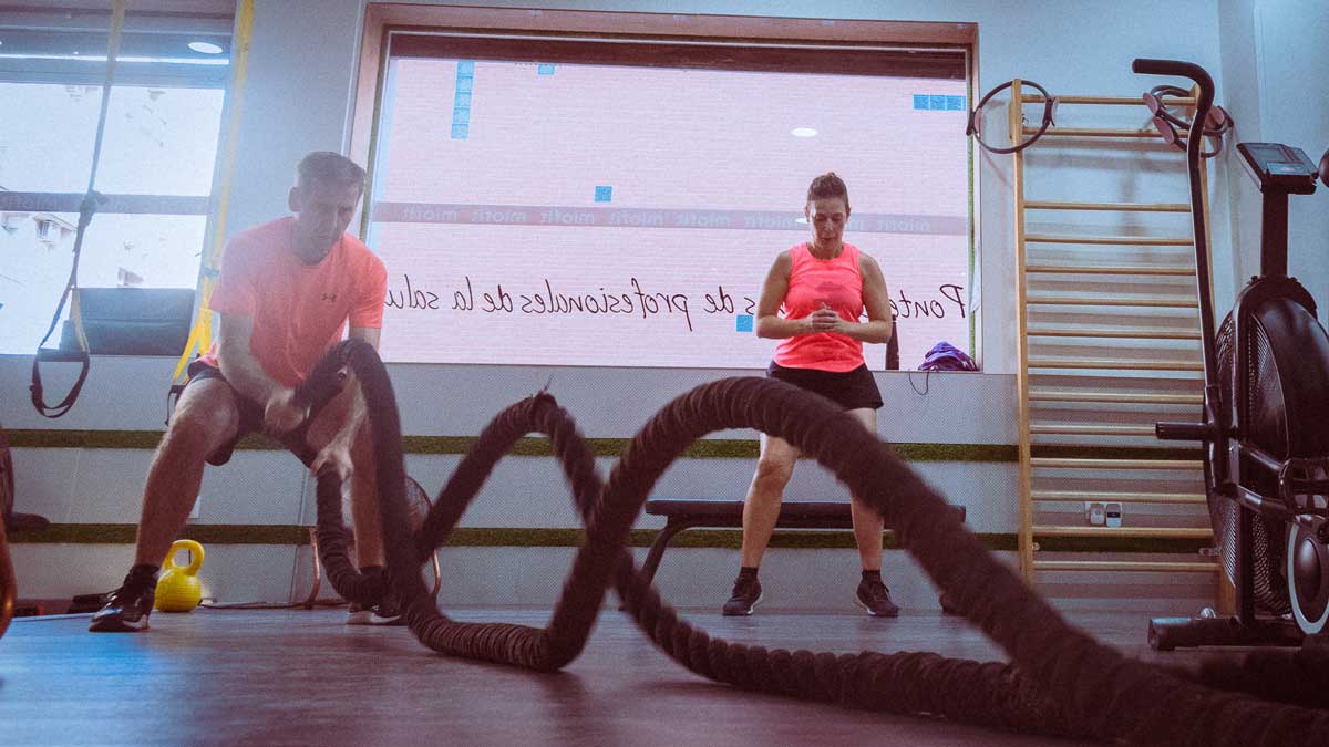 Dos usuarios de Miofit en un entrenamiento personal o grupal